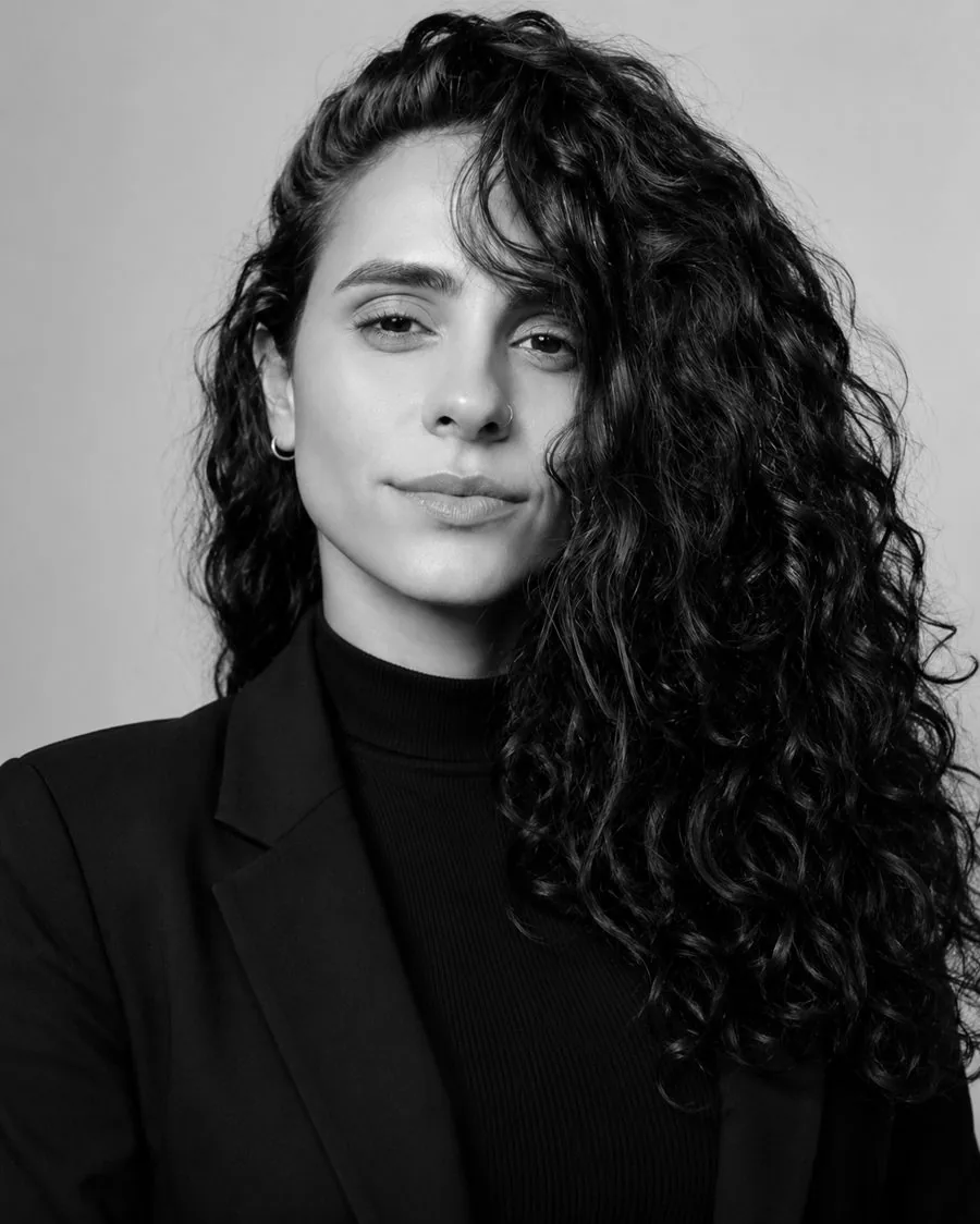 Retrato de Larissa Antunes, designer estratégica e fundadora do Grupo Ella